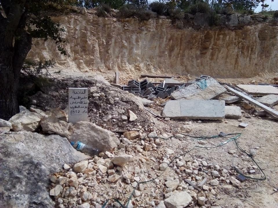 الاحتلال يهدم منشآت ويجرف مقابر جنوب القدس