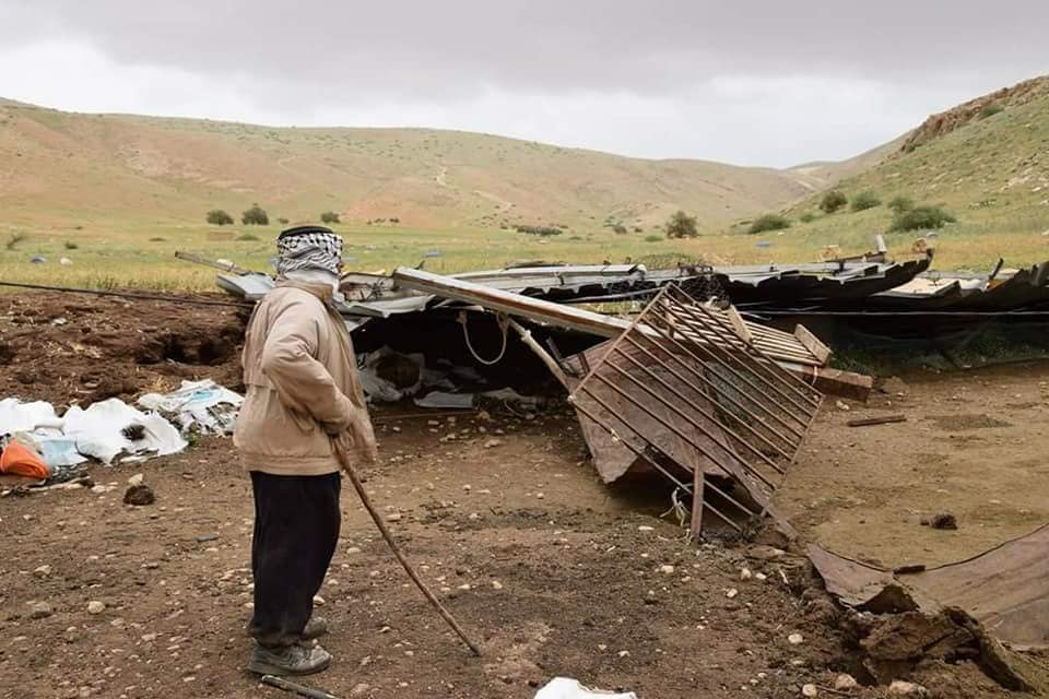الاحتلال يخطر بطرد 3 عائلات من منطقة البرج بالأغوار