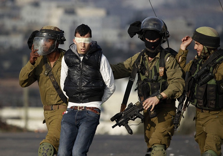 الاحتلال يعتقل شابًّا غنم وثائق عسكرية إسرائيلية