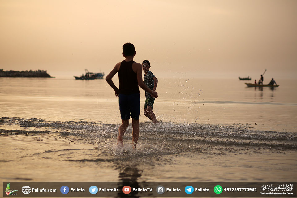 رغم المعاناة .. مواطنون يستمتعون بالغروب على بحر غزة