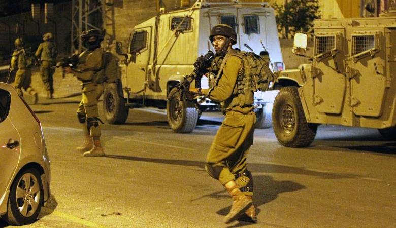 قوات الاحتلال تعتقل 10 مواطنين بالضفة والقدس