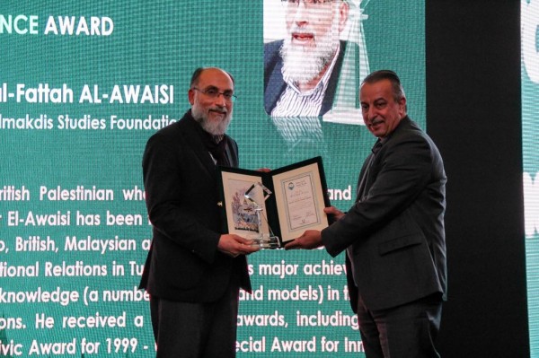 بروفيسور فلسطيني يهدي جائزة دولية للعلماء المعتقلين