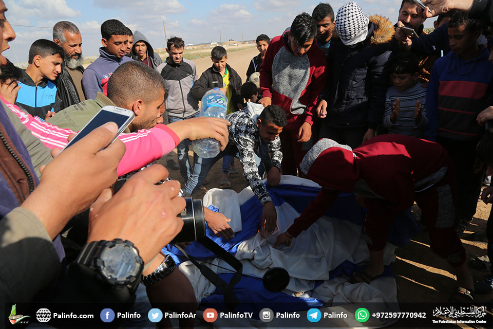 متظاهرون يحرقون علم الاحتلال شرق غزة