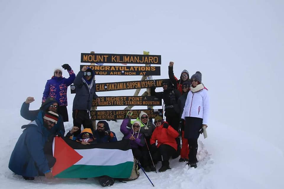 بعد 5 أيام من التسلق… علم فلسطين على أعلى قمم إفريقيا