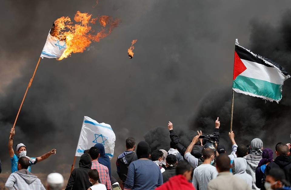 الاحتلال يعتقل شابًّا من القدس بحجة ارتداء العلم الفلسطيني