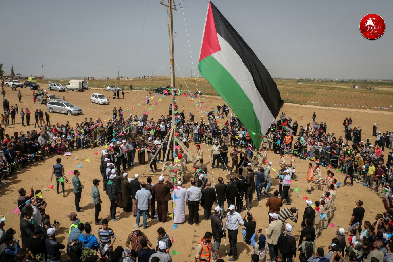 رفع العلم الفلسطيني لأعلى نقطة بمخيم العودة شمال القطاع