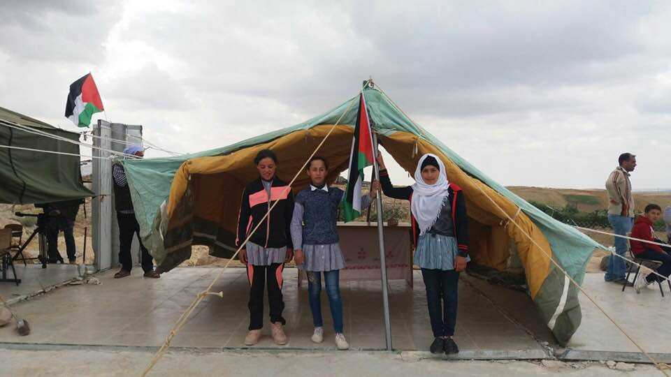 الاحتلال يصادر أثاث وخيام مدرسة التحدي 13 جنوب الخليل