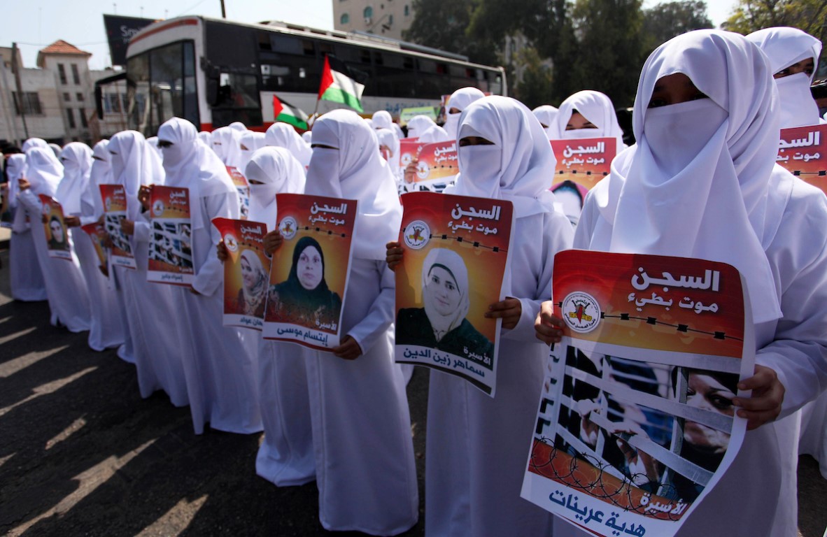 مسيرة فتيات بالملابس البيضاء في غزة تضامنا مع الأسيرات