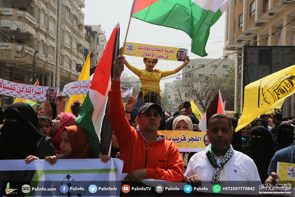 مسيرة بغزة دعما للأسرى بمناسبة يوم الأسير الفلسطيني