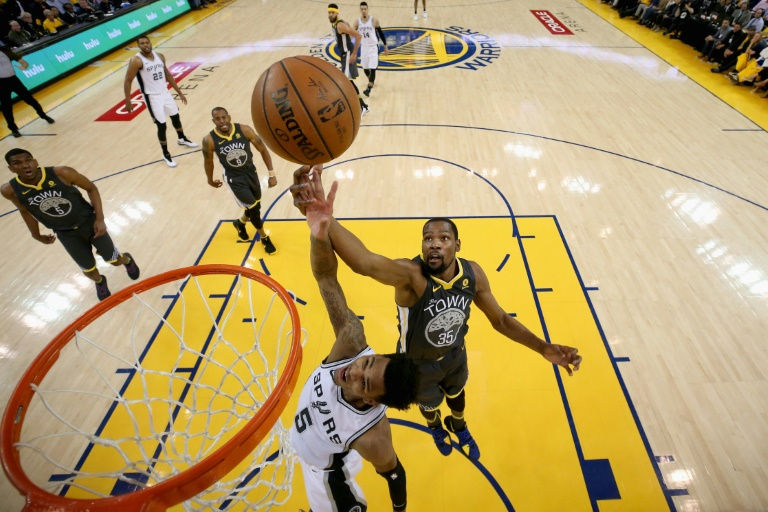 NBA .. غولدن ستايت يقترب من تخطي سبيرز ووايد يفرمل فيلادلفيا