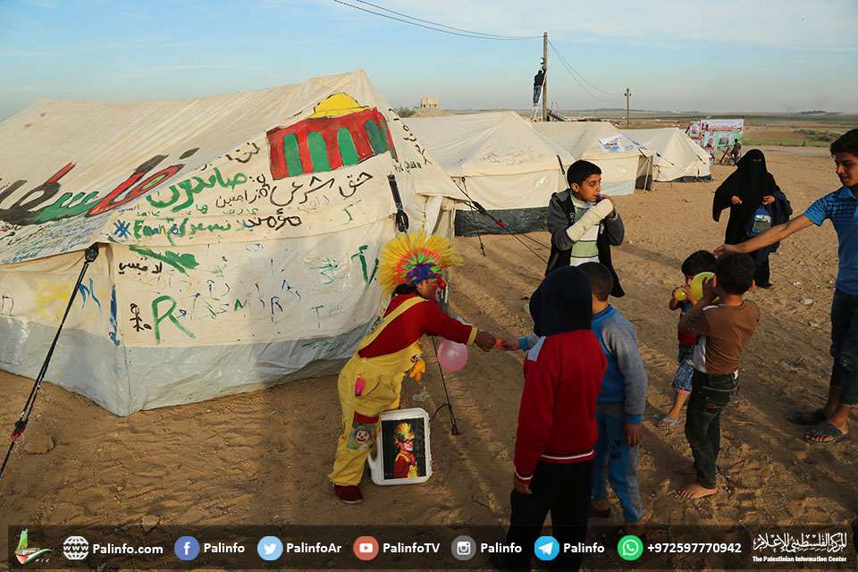 مهرج  يداعب اطفال مخيم العودة شرق غزة