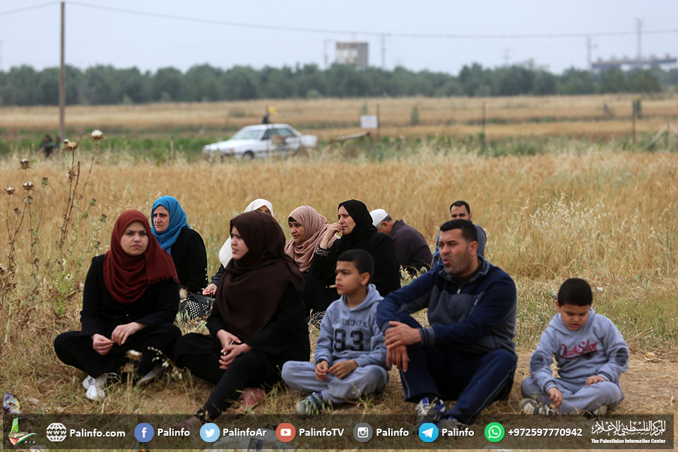 أسر فلسطينية تشارك في مسيرة العودة الكبرى على حدود غزة