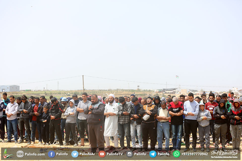 صلاة الجمعة على بعد أقل من 200 متر من الحدود شرق غزة