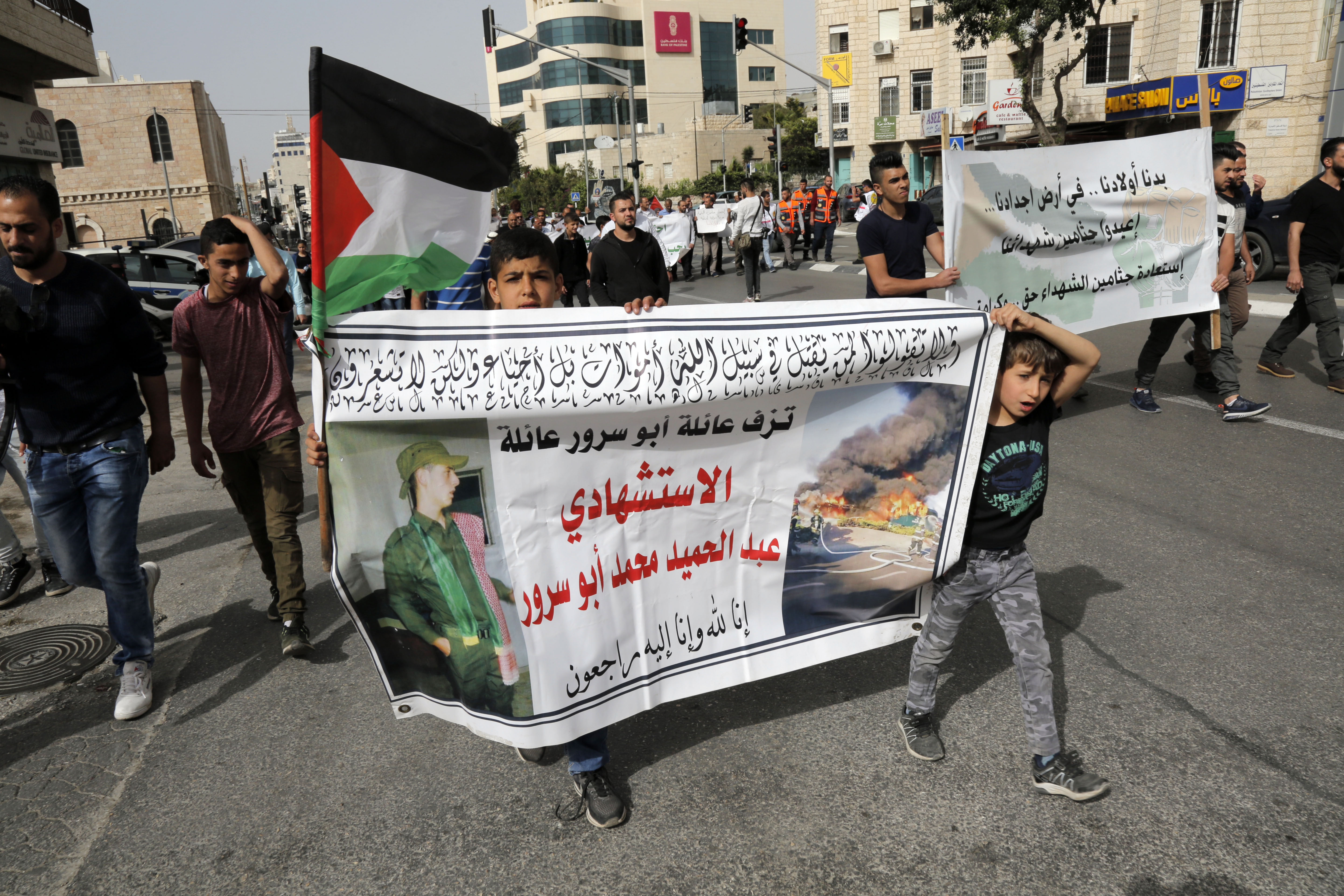 أهالي شهداء يطالبون بالضغط على الاحتلال لاسترداد جثامين أبنائهم