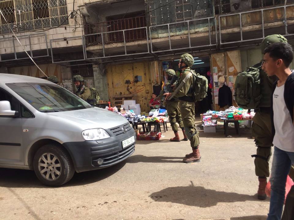 قوات الاحتلال تبعثر بسطات خضار الباعة على معبر ميتار والخسائر بالآلاف
