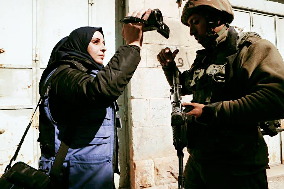 الاحتلال يعتقل صحافية فلسطينية في الخليل