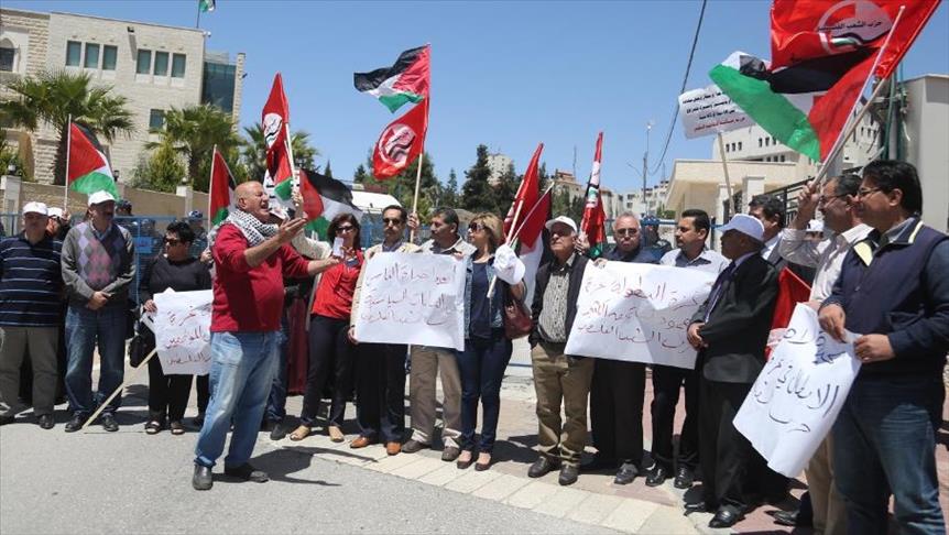 سلسلة بشرية احتجاجاً على استمرار عقوبات السلطة بحق غزة