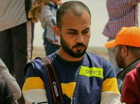 استشهاد الصحفي أحمد أبو حسين متأثرًا بجراحه