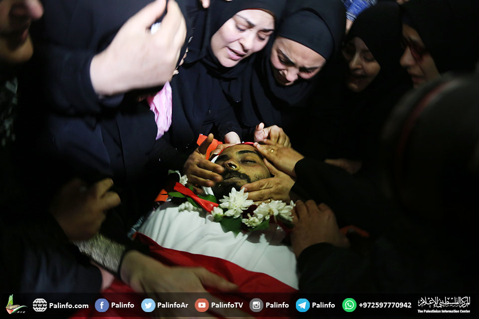 جماهير غزة تشيع جثمان الشهيد الصحفي احمد ابو حسين