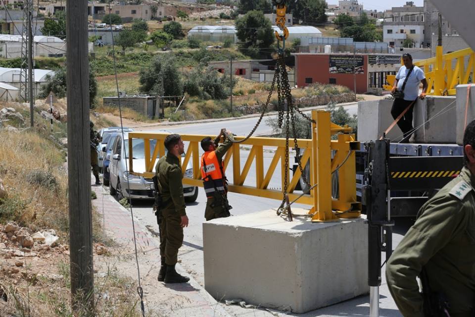 الاحتلال يغلق مدخل الحواور شمال الخليل