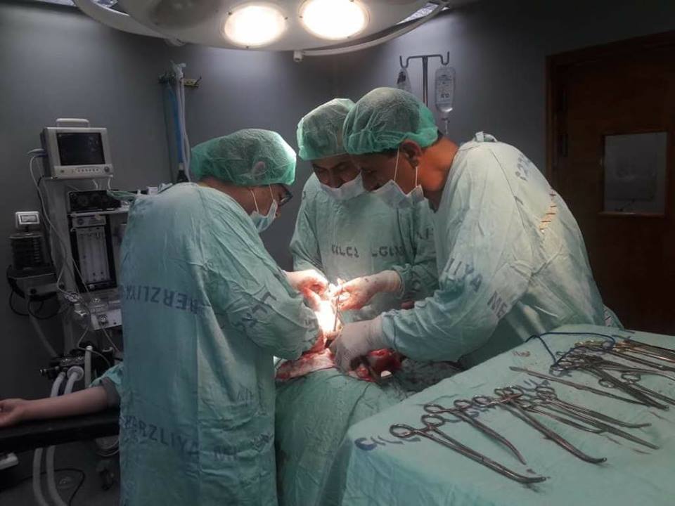 جراحة نادرة لاستئصال ورم ليفي كبير بغزة