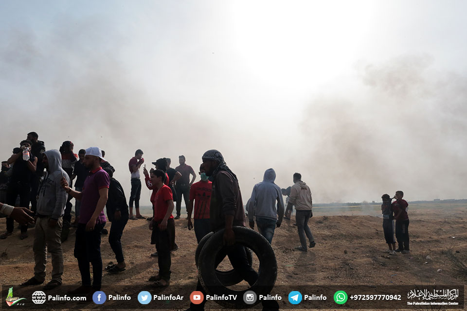 شبان يشعلون الكوشوك في مناطق المواجهات شرق غزة