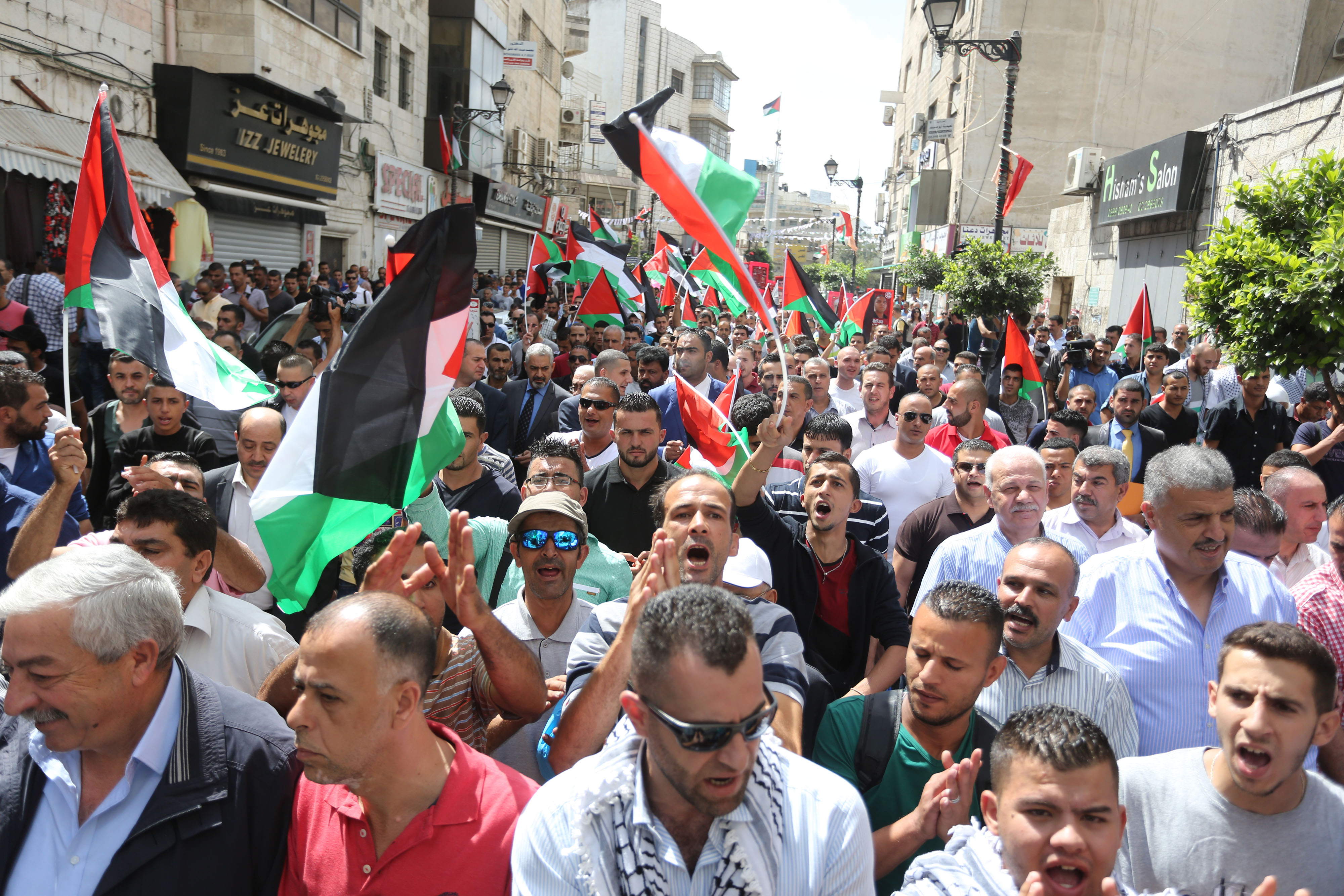 مسيرة تضامنية مع غزة في قلب الخليل