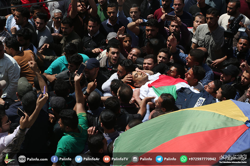 جماهير غزة تودع شهيد الحقيقة الصحفي ياسر مرتجى