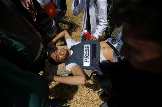 رصاص إسرائيل يصيب 247 صحفيًّا فلسطينيًّا غطوا مسيرات العودة