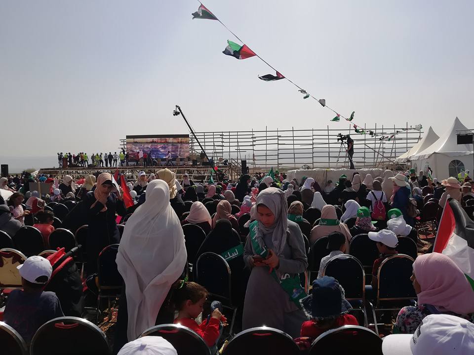 آلاف الأردنيين يحتشدون قرب الحدود الفلسطينية نصرة للقدس