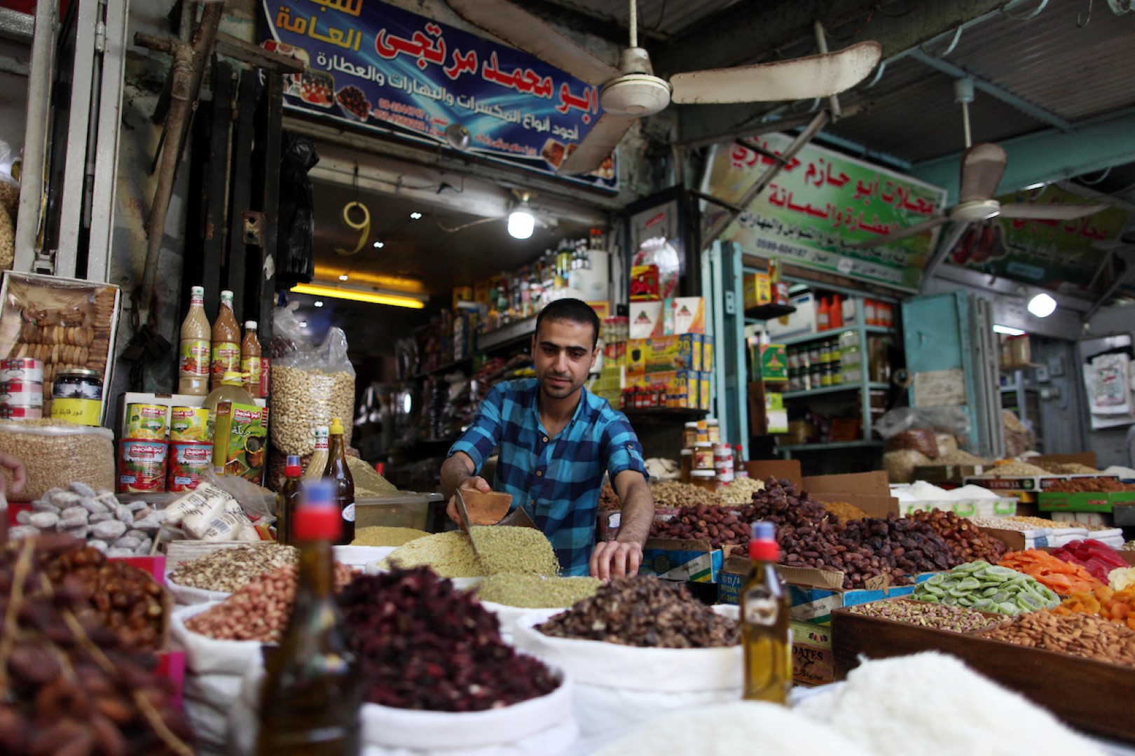 أسواق غزة .. فوانيس وبضائع رمضانية بلا مشترين