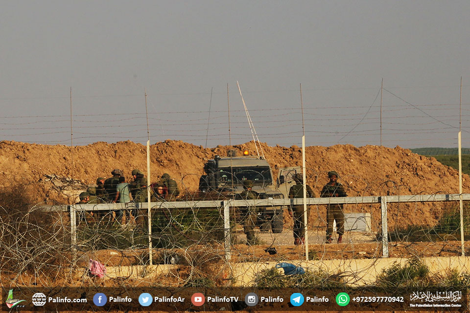 الاحتلال يعتقل شابا فلسطينيا بزعم التسلل جنوبي غزة