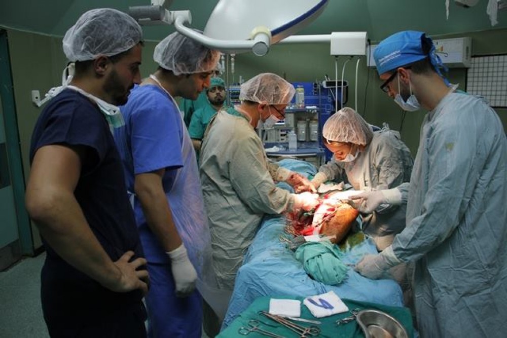 طبيب سوري يدعو زملاءه بأوروبا للذهاب لغزة والمساهمة بعلاج الجرحى
