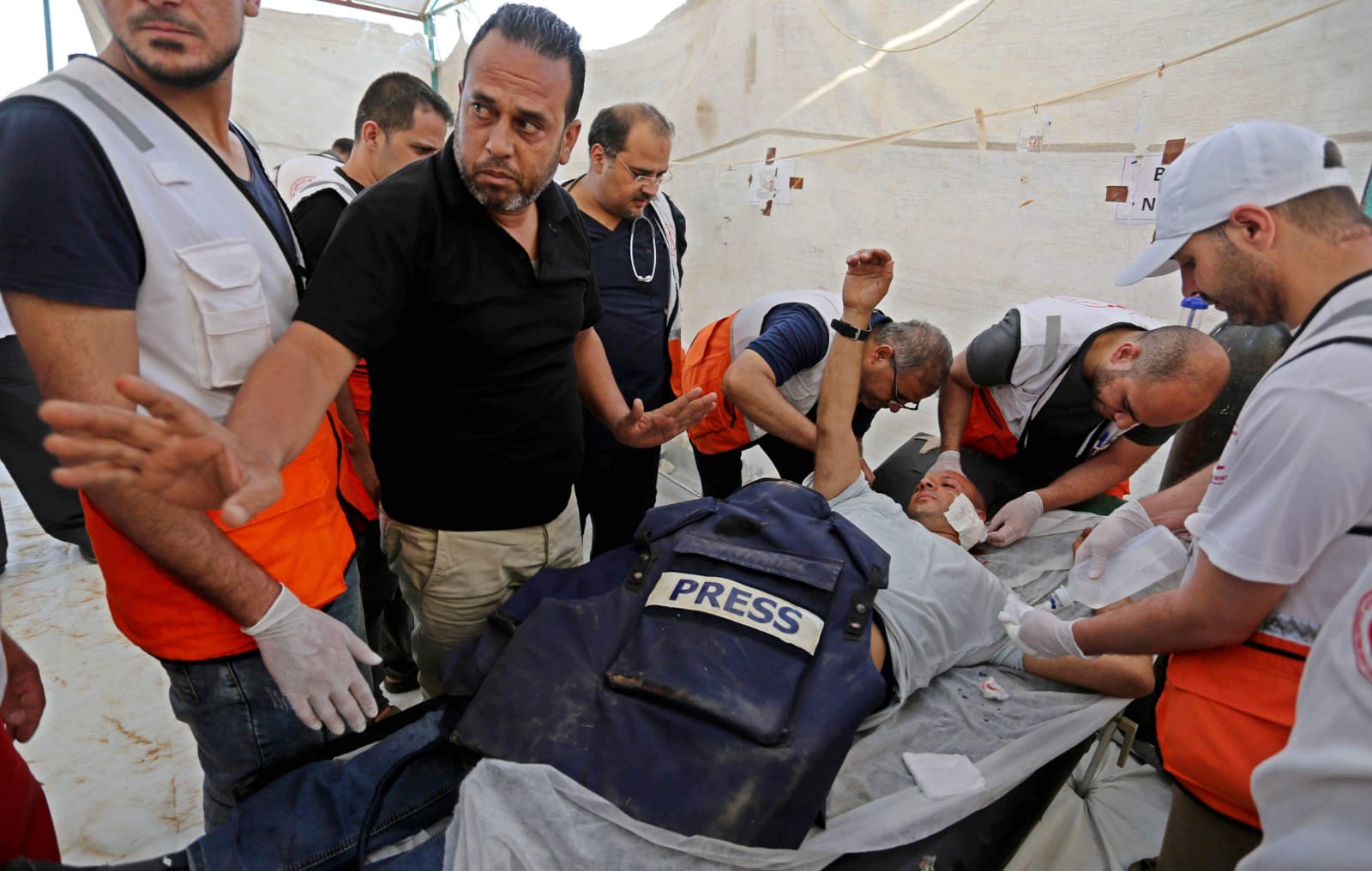 إصابة مصورين صحفيين في تظاهرات غزة
