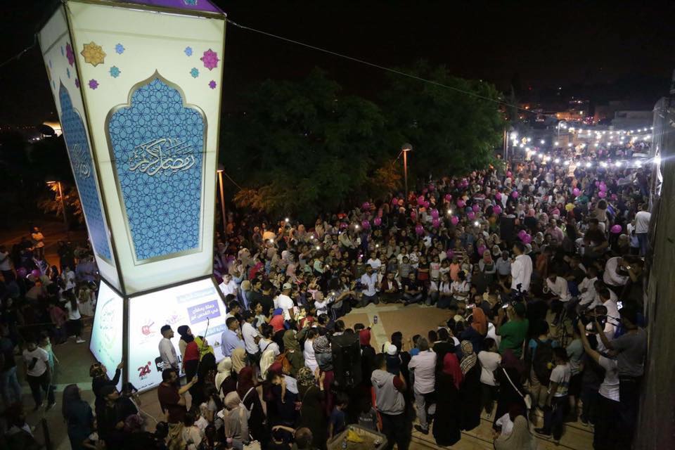 احتفال مقدسي بإضاءة أكبر فانوس رمضان في فلسطين