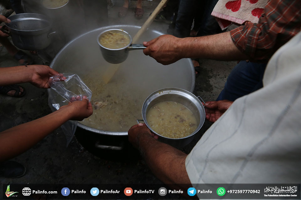 وليد الخطاب يطبخ الحساء للمواطنين بغزة مجانا