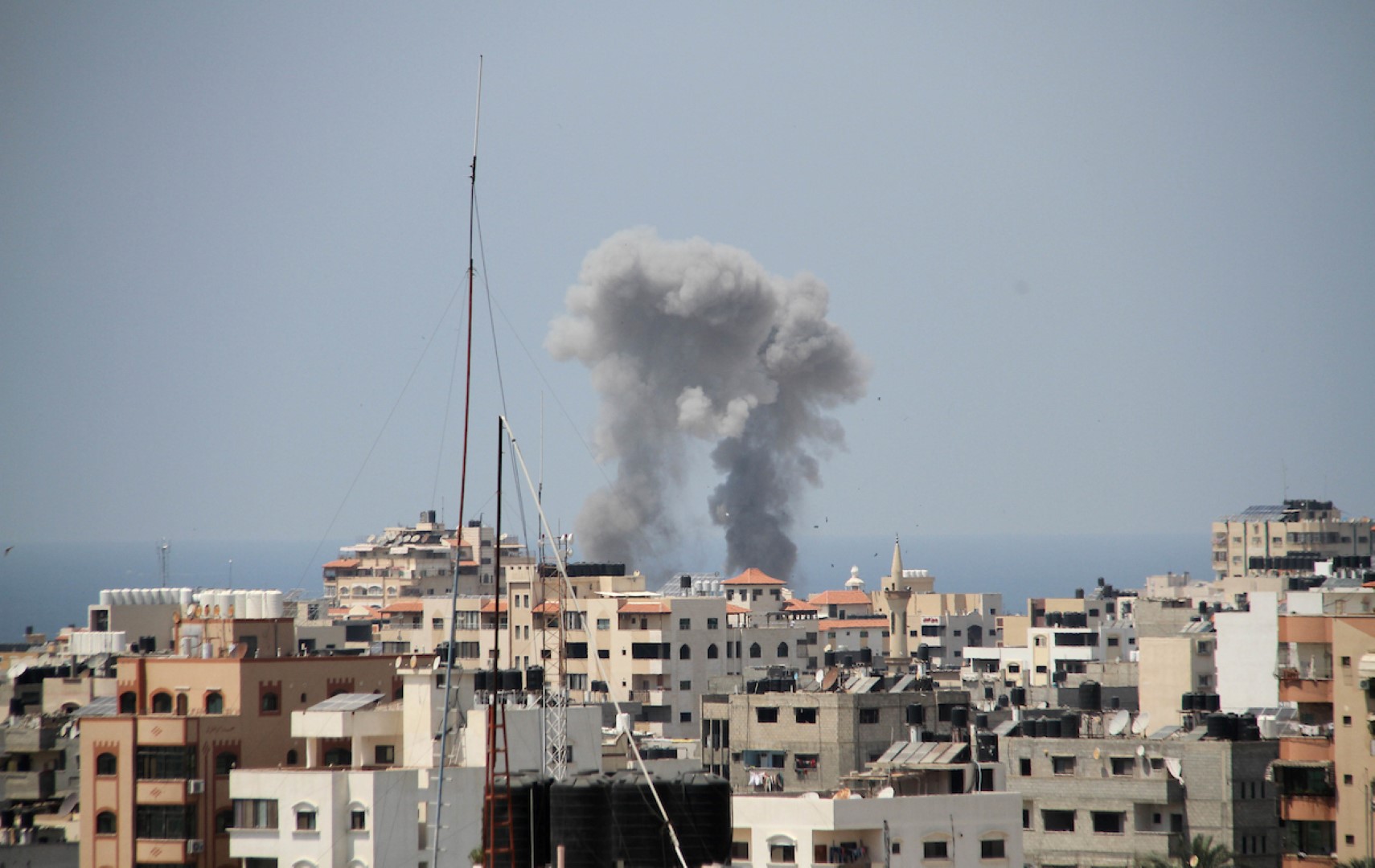 الاحتلال يقصف عدة مواقع للمقاومة في قطاع غزة