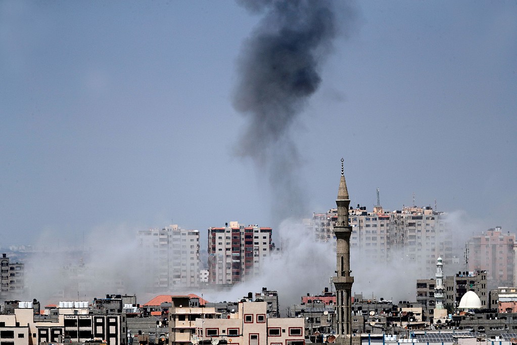 تصاعد الدخان بفعل غارات إسرائيل على غزة