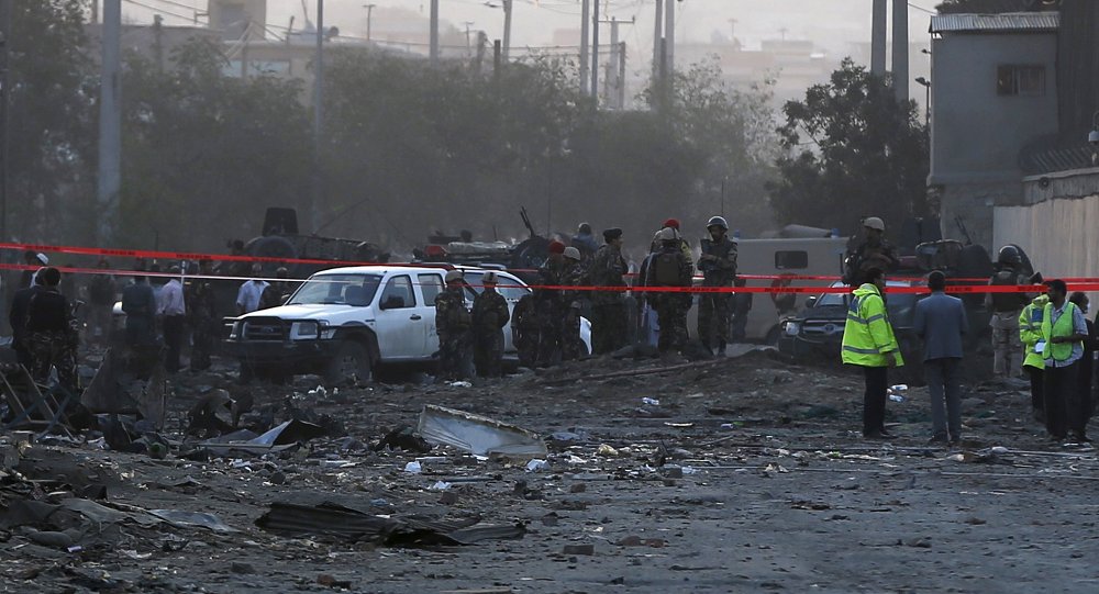 32 قتيلًا إثر تحطم مروحية وتفجير انتحاري بأفغانستان