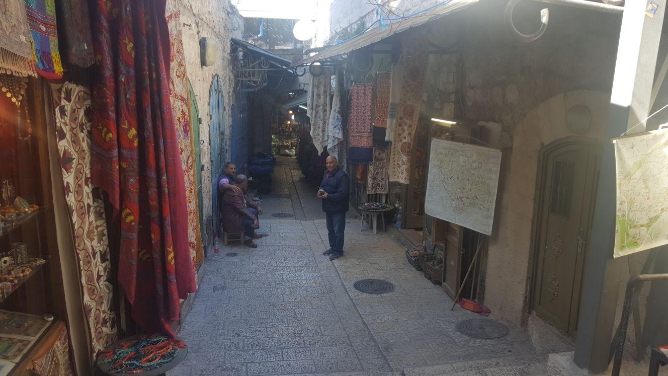 سوق الحصر.. أصغر أسواق القدس القديمة يقاوم الاحتلال