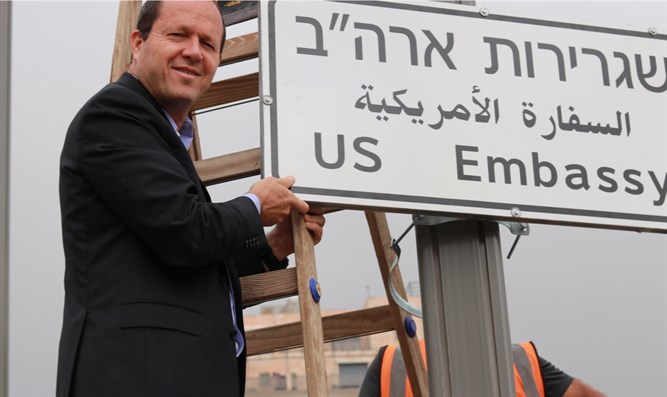 الاحتلال يضع لافتات إرشادية لموقع السفارة الأميركية بالقدس