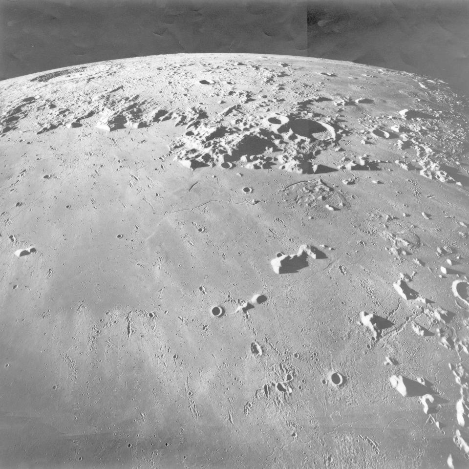 باحثون يكتشفون كنزاً من الجليد في باطن القمر