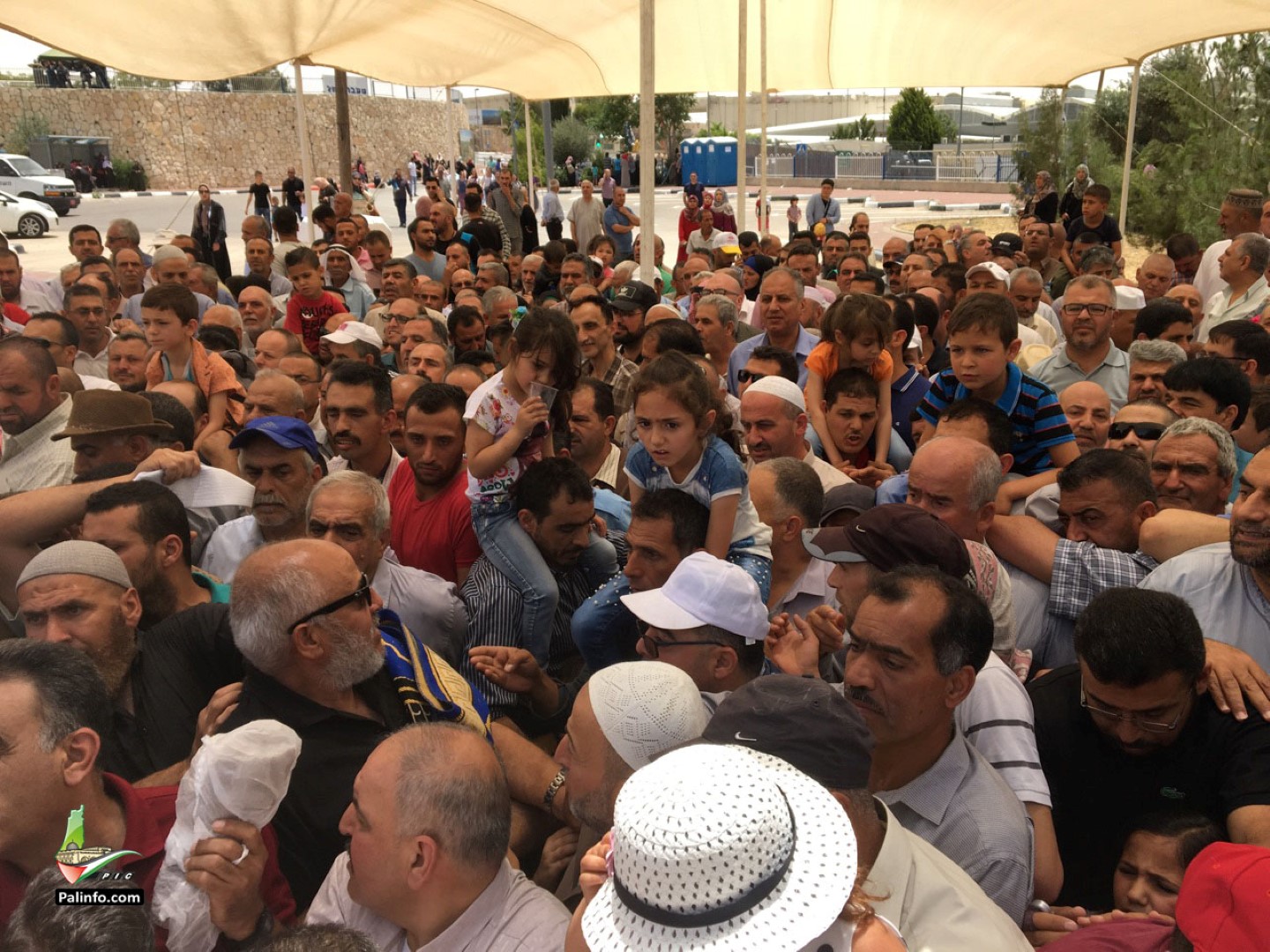 توافد المصلين عبر حاجز بيت لحم لصلاة الجمعة بالأقصى