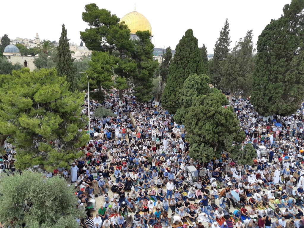 آلاف المواطنين يؤدون الجمعة برحاب الأقصى