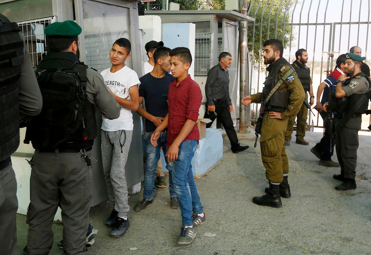 شرطي إسرائيلي يعتدي على فلسطيني قرب الأقصى