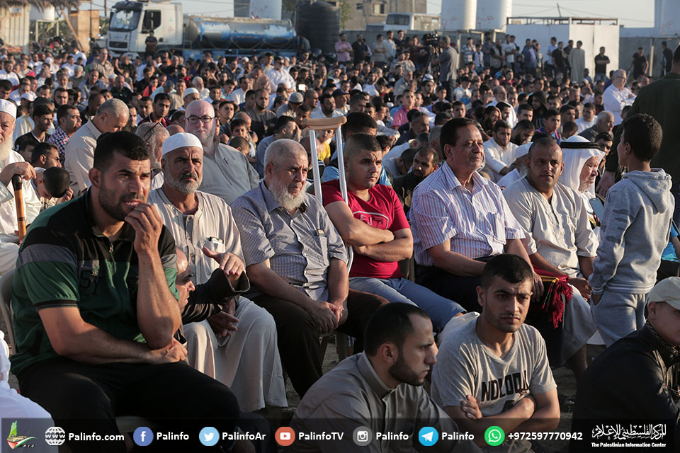 عشرات الآلاف يصلون العيد في مخيمات العودة