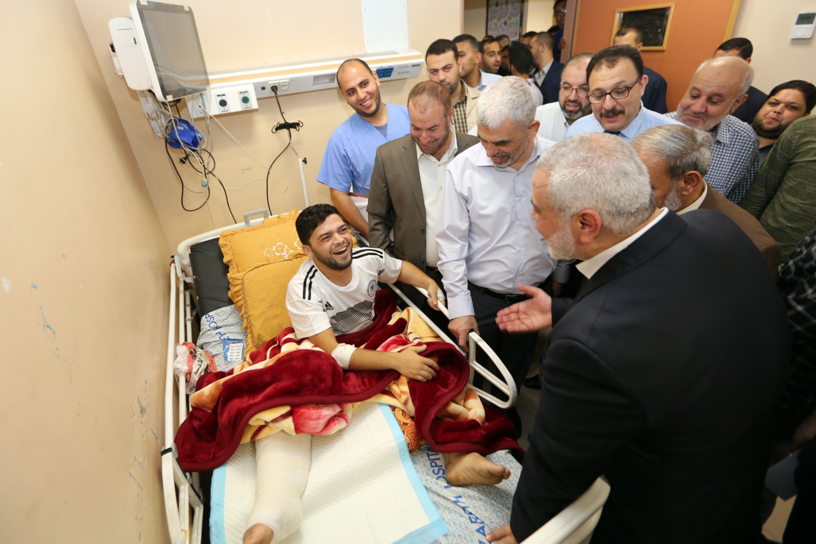 قيادة حماس تزور الجرحى بغزة