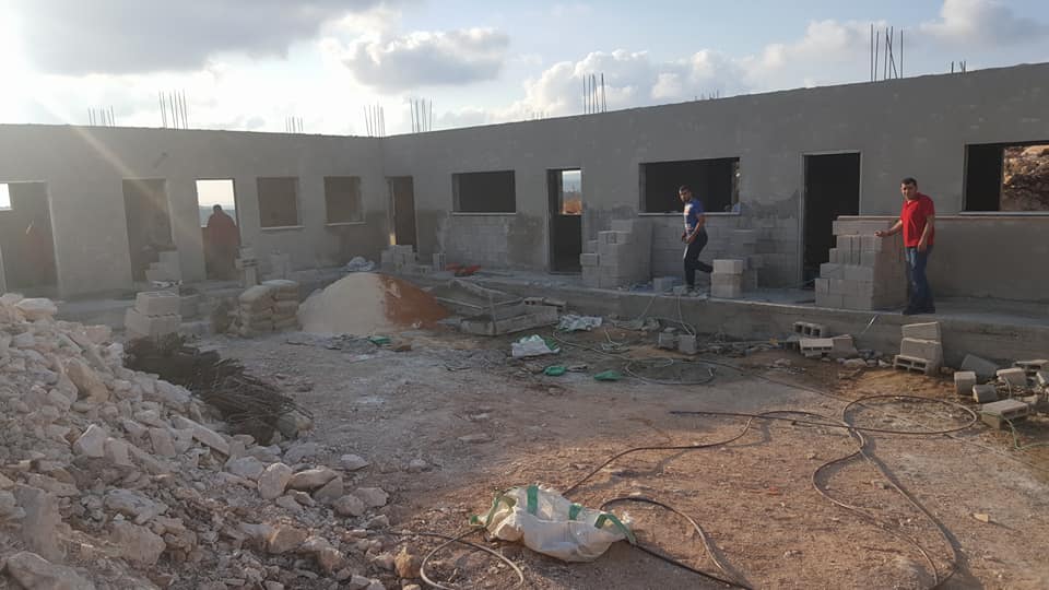 الاحتلال يوقف بناء منزل ويستولي على مضخة باطون جنوب بيت لحم