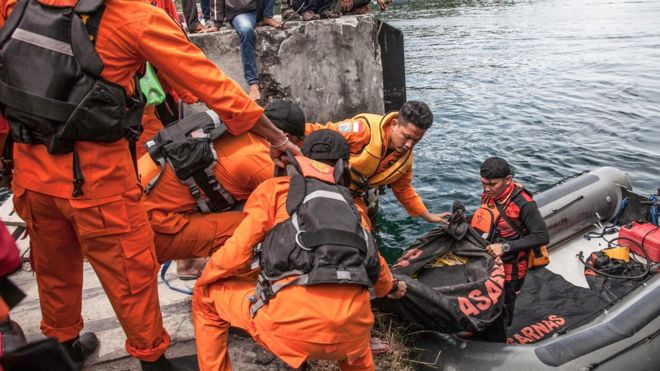 فقدان 180 شخصًا في غرق عبَارة في بحيرة بجزيرة سومطرة الإندونيسية