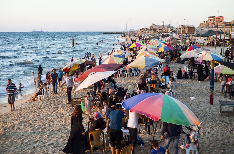 على شواطئ بحر غزة يرسمون حبًّا للحياة